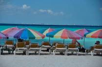 Muitas cores em praia de Isla Mujeres, no litoral sul do México, do lado do Caribe